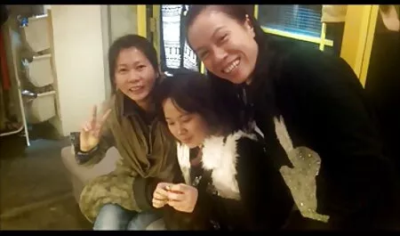 Một nghiệp dư vui chơi trong sexnhat ban moi nhat hồ bơi.