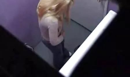 Xinh đẹp, tóc vàng, cởi quần sex moi nhat ban áo của mình, chơi với cô