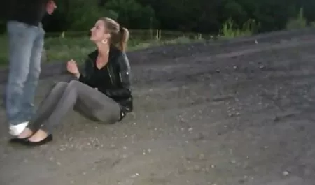 Cô kéo quần lót của cô lại cho một bên để chạm vào bản thân phim sex japan mới nhất mình