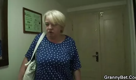 Cô gái tóc vàng nước tiểu của phím sex nhat ban cô, âm đạo